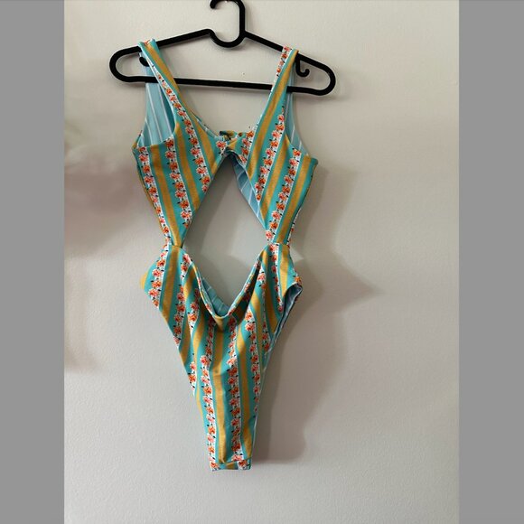 Zaful Reversible One-piece Swimsuit (high cut leg, retro prints) - Picture 6 of 9